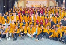 Puluhan kader dan peserta Musyda XIV IPM Temanggung berfoto bersama mengenakan jas almamater kuning di SD Muhammadiyah Temanggung.