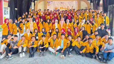 Puluhan kader dan peserta Musyda XIV IPM Temanggung berfoto bersama mengenakan jas almamater kuning di SD Muhammadiyah Temanggung.