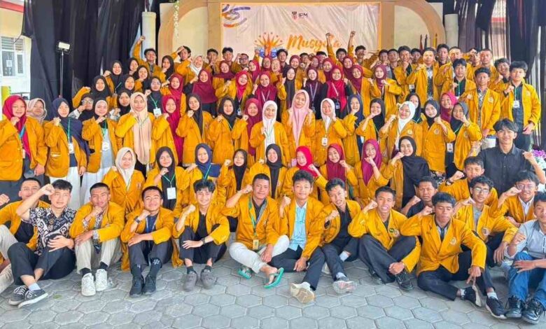 Puluhan kader dan peserta Musyda XIV IPM Temanggung berfoto bersama mengenakan jas almamater kuning di SD Muhammadiyah Temanggung.