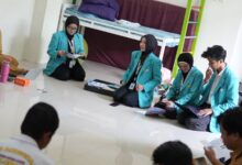 Tim PKM UMS memberikan materi pelatihan piktogram dan etalase digital kepada para guru di SLB Anugerah Karanganyar
