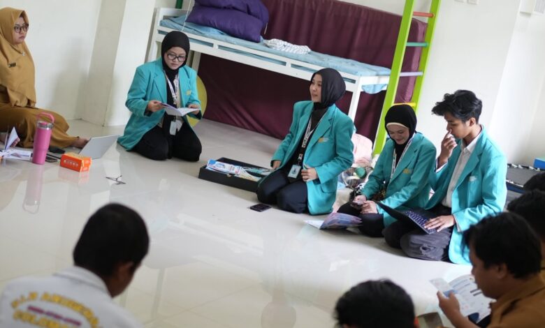 Tim PKM UMS memberikan materi pelatihan piktogram dan etalase digital kepada para guru di SLB Anugerah Karanganyar