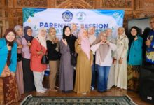 Tim Psikologi UMS anak berkebutuhan khusus berfoto bersama jajaran pengurus dan orang tua peserta di SLB Pawestri Karanganyar.