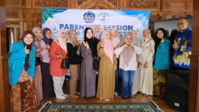 Tim Psikologi UMS anak berkebutuhan khusus berfoto bersama jajaran pengurus dan orang tua peserta di SLB Pawestri Karanganyar.
