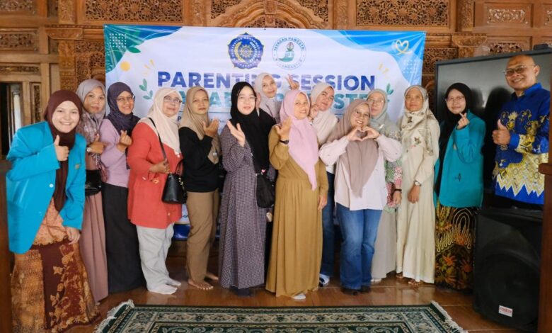 Tim Psikologi UMS anak berkebutuhan khusus berfoto bersama jajaran pengurus dan orang tua peserta di SLB Pawestri Karanganyar.