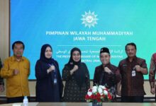 Foto bersama jajaran Pimpinan Wilayah Muhammadiyah (PWM) Jawa Tengah, Kanwil BPJS Ketenagakerjaan Jateng DIY, dan Disnakertrans Jateng usai penandatanganan kerja sama di Semarang.
