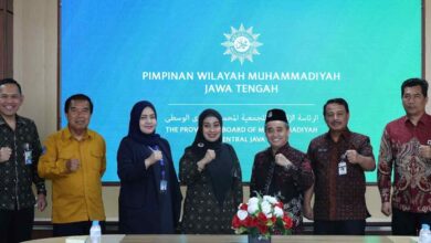 Foto bersama jajaran Pimpinan Wilayah Muhammadiyah (PWM) Jawa Tengah, Kanwil BPJS Ketenagakerjaan Jateng DIY, dan Disnakertrans Jateng usai penandatanganan kerja sama di Semarang.
