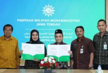 Ketua PWM Jawa Tengah Dr. KH. Tafsir dan Kepala Kanwil BPJS Ketenagakerjaan Jateng DIY Cahyaning Indriasari menunjukkan berkas Perjanjian Kerja Sama (PKS) yang telah ditandatangani di Semarang.