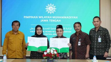 Ketua PWM Jawa Tengah Dr. KH. Tafsir dan Kepala Kanwil BPJS Ketenagakerjaan Jateng DIY Cahyaning Indriasari menunjukkan berkas Perjanjian Kerja Sama (PKS) yang telah ditandatangani di Semarang.
