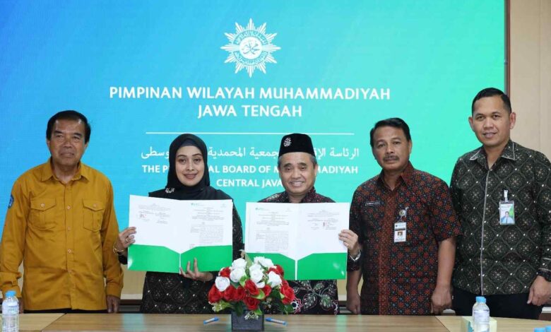Ketua PWM Jawa Tengah Dr. KH. Tafsir dan Kepala Kanwil BPJS Ketenagakerjaan Jateng DIY Cahyaning Indriasari menunjukkan berkas Perjanjian Kerja Sama (PKS) yang telah ditandatangani di Semarang.