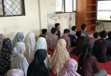 Zenza TekSas memegang mikrofon saat memberikan motivasi kepada para santri di Buya Hamka Boarding School Jonggol dalam agenda Satmori BikersMU Bekasi.
