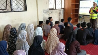 Zenza TekSas memegang mikrofon saat memberikan motivasi kepada para santri di Buya Hamka Boarding School Jonggol dalam agenda Satmori BikersMU Bekasi.