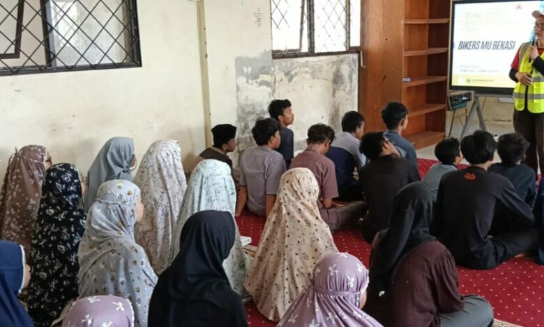 Zenza TekSas memegang mikrofon saat memberikan motivasi kepada para santri di Buya Hamka Boarding School Jonggol dalam agenda Satmori BikersMU Bekasi.