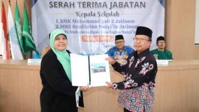Titik Kodariah menerima naskah dokumen dalam acara sertijab Kepala SMK Muhammadiyah 2 Jatinom Klaten.