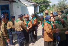 Anggota kepanduan Hizbul Wathan Wreda Kroya dan DIY bersalaman saat silaturahmi di Balai Dakwah PCM Kroya Cilacap