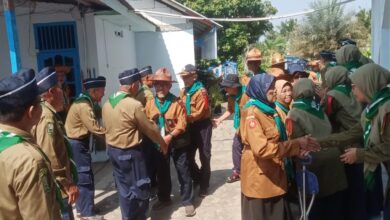 Anggota kepanduan Hizbul Wathan Wreda Kroya dan DIY bersalaman saat silaturahmi di Balai Dakwah PCM Kroya Cilacap