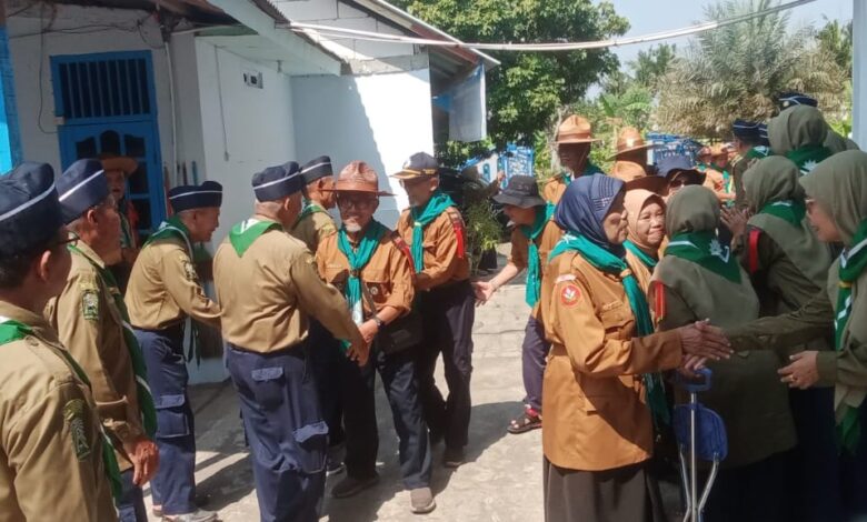 Anggota kepanduan Hizbul Wathan Wreda Kroya dan DIY bersalaman saat silaturahmi di Balai Dakwah PCM Kroya Cilacap