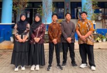 Siswa SMP UMP peserta FTBI Banyumas 2026 mengenakan batik dan pakaian tradisional JawaSiswa SMP UMP peserta FTBI Banyumas 2026 mengenakan batik dan pakaian tradisional Jawa