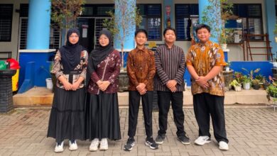 Siswa SMP UMP peserta FTBI Banyumas 2026 mengenakan batik dan pakaian tradisional JawaSiswa SMP UMP peserta FTBI Banyumas 2026 mengenakan batik dan pakaian tradisional Jawa