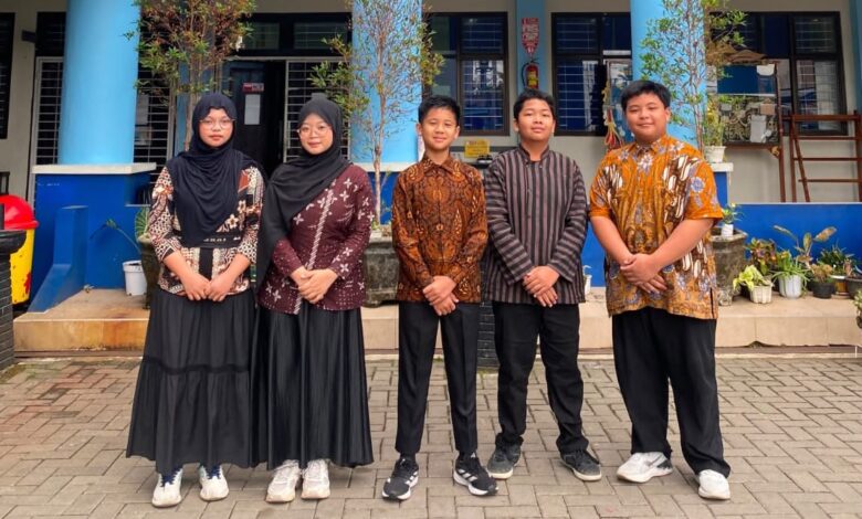 Siswa SMP UMP peserta FTBI Banyumas 2026 mengenakan batik dan pakaian tradisional JawaSiswa SMP UMP peserta FTBI Banyumas 2026 mengenakan batik dan pakaian tradisional Jawa