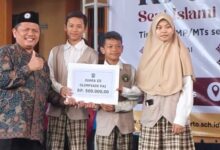 Tiga siswa SMP UMP Purwokerto juara Olimpiade PAI Banyumas 2026 menerima papan penghargaan Juara III di panggung pencerahan.