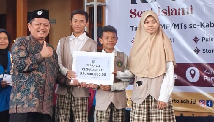 Tiga siswa SMP UMP Purwokerto juara Olimpiade PAI Banyumas 2026 menerima papan penghargaan Juara III di panggung pencerahan.