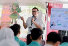 Perwakilan BPJS Kesehatan Surakarta memberikan sosialisasi layanan JKN Mobile kepada mahasiswa baru UMS dalam acara Fakultaria FIK UMS 2026.