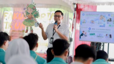 Perwakilan BPJS Kesehatan Surakarta memberikan sosialisasi layanan JKN Mobile kepada mahasiswa baru UMS dalam acara Fakultaria FIK UMS 2026.