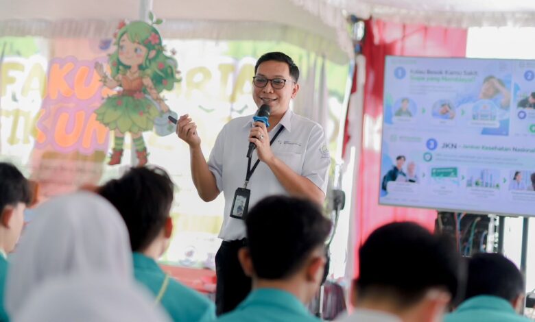 Perwakilan BPJS Kesehatan Surakarta memberikan sosialisasi layanan JKN Mobile kepada mahasiswa baru UMS dalam acara Fakultaria FIK UMS 2026.