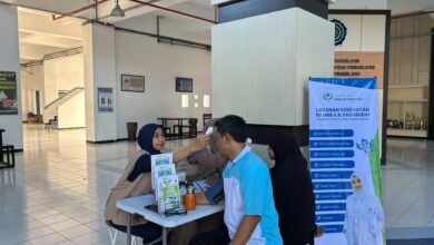 Petugas medis RS UMS AR Fachrudin memeriksa suhu tubuh calon peserta dalam agenda tes kesehatan jamaah haji UMS di Kampus 2 UMS.
