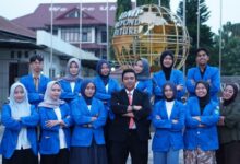 Tim mahasiswa Universitas Muhammadiyah Purwokerto UMP yang lolos ajang KMI Expo 2026 berfoto bersama di kampus.