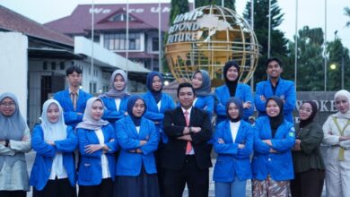 Tim mahasiswa Universitas Muhammadiyah Purwokerto UMP yang lolos ajang KMI Expo 2026 berfoto bersama di kampus.