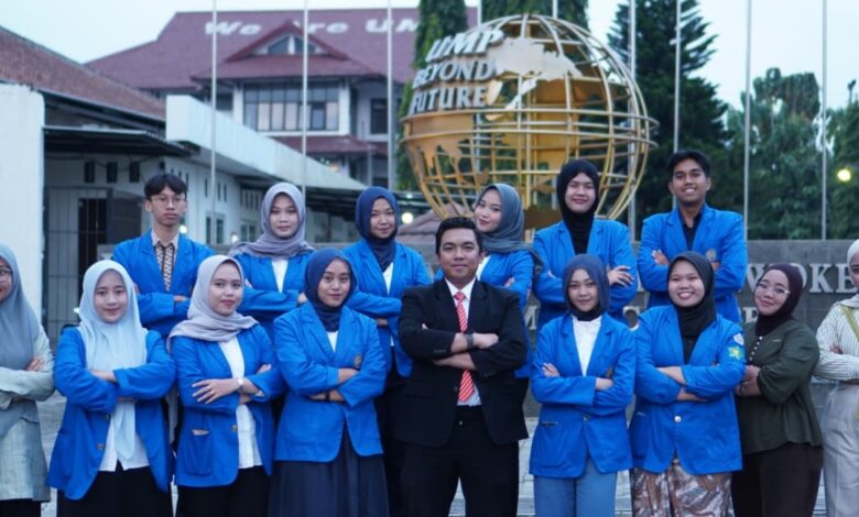 Tim mahasiswa Universitas Muhammadiyah Purwokerto UMP yang lolos ajang KMI Expo 2026 berfoto bersama di kampus.