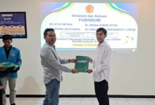 Penyerahan berkas Yudisium ITESA Muhammadiyah Semarang secara simbolis kepada salah satu mahasiswa lulusan di Kampus 1 ITESA Semarang.