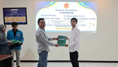 Penyerahan berkas Yudisium ITESA Muhammadiyah Semarang secara simbolis kepada salah satu mahasiswa lulusan di Kampus 1 ITESA Semarang.