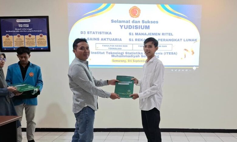 Penyerahan berkas Yudisium ITESA Muhammadiyah Semarang secara simbolis kepada salah satu mahasiswa lulusan di Kampus 1 ITESA Semarang.