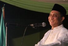 Mantan Ketua PWNU Jateng KH Muhammad Adnan tersenyum saat menyampaikan sambutan di atas mimbar