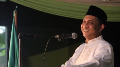 Mantan Ketua PWNU Jateng KH Muhammad Adnan tersenyum saat menyampaikan sambutan di atas mimbar