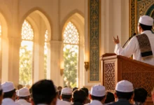 Khatib menyampaikan khutbah Jumat di hadapan jamaah masjid, ilustrasi pentingnya ikhlas beramal tanpa mengharapkan pujian.