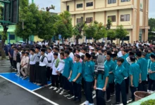Para santri berkumpul di halaman pesantren Muhammadiyah dengan mengenakan seragam dan peci sebagai generasi penerus nilai-nilai Islam.