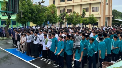 Para santri berkumpul di halaman pesantren Muhammadiyah dengan mengenakan seragam dan peci sebagai generasi penerus nilai-nilai Islam.