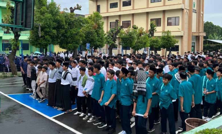 Para santri berkumpul di halaman pesantren Muhammadiyah dengan mengenakan seragam dan peci sebagai generasi penerus nilai-nilai Islam.