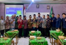Tim Pengabdian UMS foto bersama pengurus PCM Nguntoronadi dan MI Muhammadiyah Papringan Wonogiri dalam kegiatan inisiasi koperasi syariah