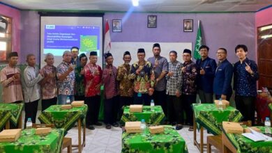 Tim Pengabdian UMS foto bersama pengurus PCM Nguntoronadi dan MI Muhammadiyah Papringan Wonogiri dalam kegiatan inisiasi koperasi syariah