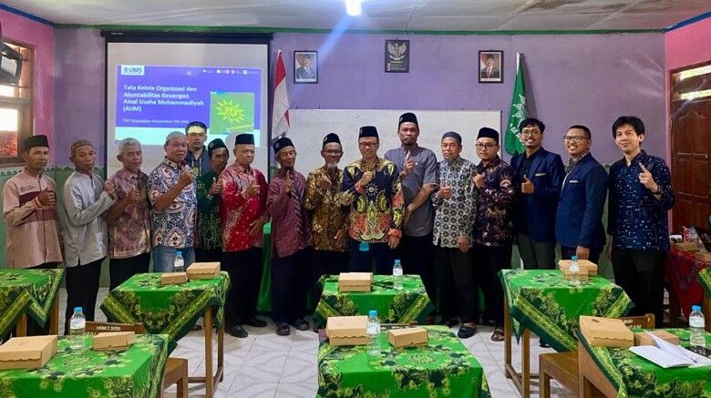 Tim Pengabdian UMS foto bersama pengurus PCM Nguntoronadi dan MI Muhammadiyah Papringan Wonogiri dalam kegiatan inisiasi koperasi syariah