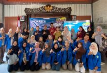 Tim PPK Ormawa BEM FIPH UNIMUS foto bersama peserta Lokakarya KALCER 2026 di Balai Desa Kalisidi Semarang.