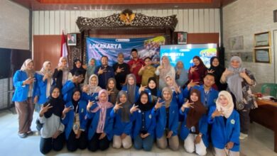 Tim PPK Ormawa BEM FIPH UNIMUS foto bersama peserta Lokakarya KALCER 2026 di Balai Desa Kalisidi Semarang.
