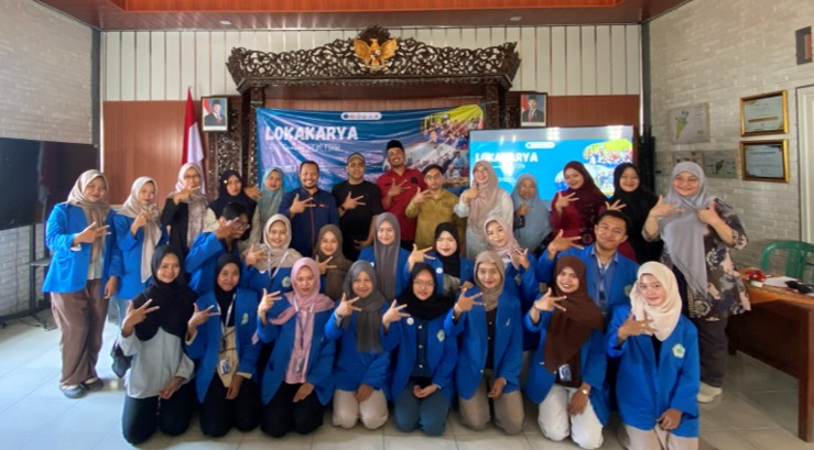 Tim PPK Ormawa BEM FIPH UNIMUS foto bersama peserta Lokakarya KALCER 2026 di Balai Desa Kalisidi Semarang.