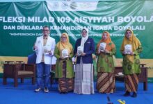 Penyerahan buku Pedoman Sekolah Senior Aisyiyah oleh Tim RISETMU UMS kepada pimpinan PDA Boyolali dalam acara Milad 'Aisyiyah.