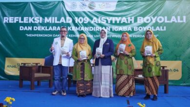 Penyerahan buku Pedoman Sekolah Senior Aisyiyah oleh Tim RISETMU UMS kepada pimpinan PDA Boyolali dalam acara Milad 'Aisyiyah.