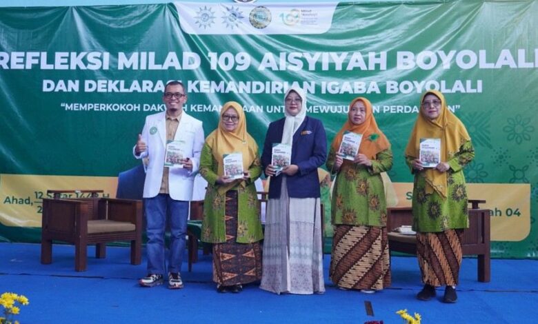 Penyerahan buku Pedoman Sekolah Senior Aisyiyah oleh Tim RISETMU UMS kepada pimpinan PDA Boyolali dalam acara Milad 'Aisyiyah.